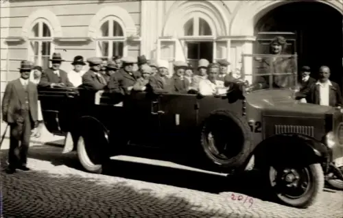 Foto Ak Menschen im Auto, Touristen