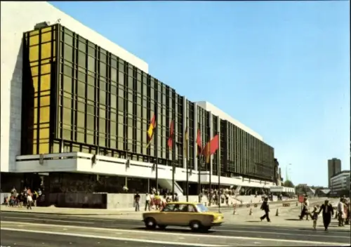 Ak Berlin Mitte, Palast der Republik, Passanten, Auto