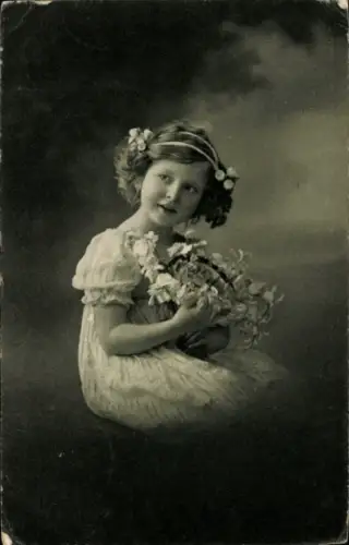 Ak Mädchen mit Blumen, Portrait