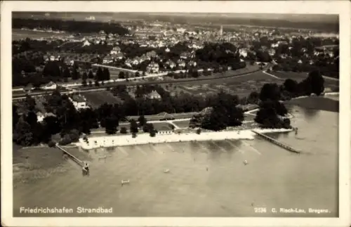 Ak Friedrichshafen am Bodensee, Luftaufnahme Strandbad,  See, Bäume, Häuser