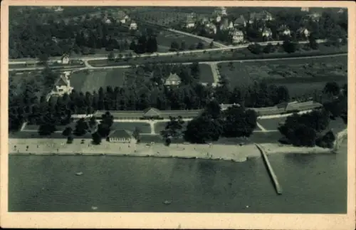 Ak Friedrichshafen am Bodensee, Luftaufnahme vom Strandbad  Bodensee, Bäume, Wasser, Boote