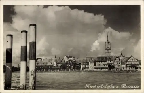 Ak Friedrichshafen am Bodensee, Friedrichshafen am Bodensee, Wolken, Gebäude, Wasser, Pfähle