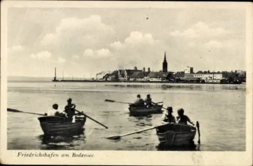 Ak Friedrichshafen am Bodensee, Friedrichshafen am Bodensee, Boote auf dem Wasser, Wolken am Himm