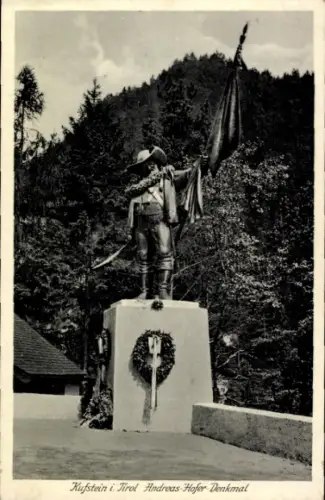 Ak Kufstein in Tirol, Andreas Hofer Denkmal, Statue mit Fahne, Kranz, Wald im Hintergrund