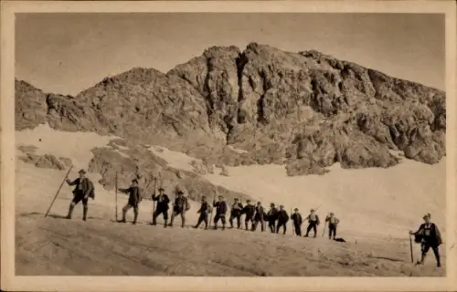 Ak Allgäuer Alpen, Mädelegabel mit Schneefeld, Bergsteiger