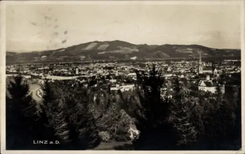 Ak Linz an der Donau Oberösterreich, Landschaftsaufnahme von  Berge im Hintergrund, Stadtansicht,
