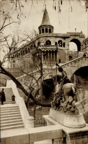Ak Budapest Ungarn, Fischerbastei, Statue von St. Georg, Bäume, Treppe