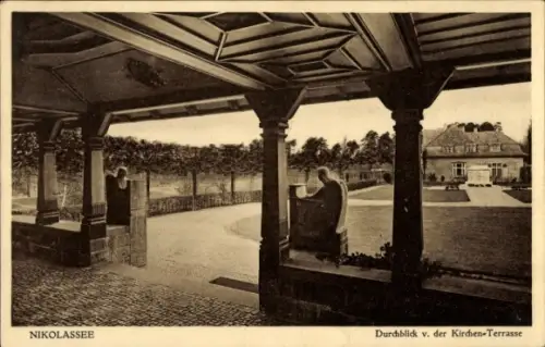 Ak Berlin Zehlendorf Nikolassee,  Durchblick von der Kirchen-Terrasse, Gartenansicht, Personen au