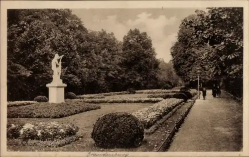 Ak Brandenburg an der Havel, Gartenlandschaft, Statue, Spaziergänger, Bäume, Blumenbeete