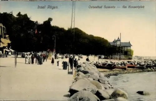 Ak Crampas Sassnitz auf der Insel Rügen,  Ostseebad Sassnitz, Strandpromenade, Menschen, Boote