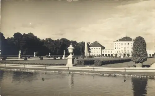 Ak Nymphenburg München Bayern, Schloss Nymphenburg, Gartenanlage, Brunnen, Bäume, Wasserfläche