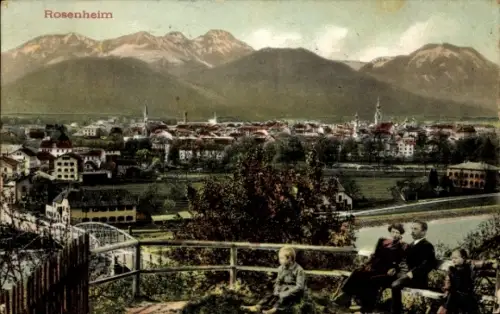 Ak Rosenheim Oberbayern, Blick auf  Berge im Hintergrund, Menschen auf einer Bank, Kind im Vorder