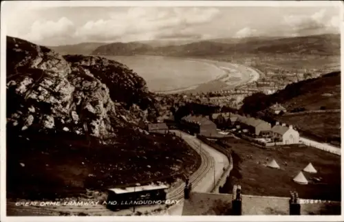 Ak Llandudno Wales, Great Orme Tramway, Llandudno Bay, Küstenansicht, Schwarz-Weiß-Foto