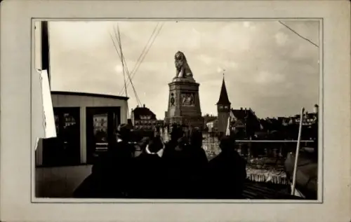 Ak Lindau am Bodensee Schwaben, Löwendenkmal, Gruppe von Menschen, Hafenansicht,  