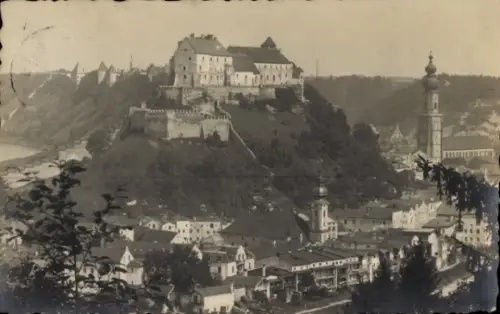 Ak Burghausen an der Salzach Oberbayern, Burg auf einem Hügel, Stadtansicht,  Architektur