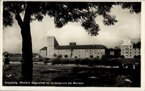 Ak Augsburg in Schwaben,  Richard Wagnerhof, Wertach, Personen im Vordergrund