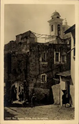Ak San Remo Ligurien,  Porta San Guiseppe,  Gebäude, Straße, Menschen
