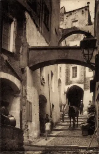 Ak San Remo Ligurien, Gasse mit Pferd, Menschen,  Gebäude, San Remo
