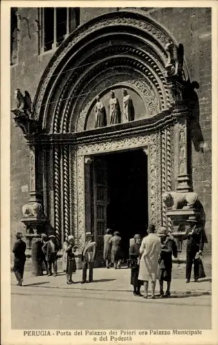 Ak Perugia Umbria,  Porta del Palazzo dei Priori,  Architektur, Menschen