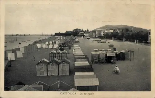 Ak Cattolica Emilia Romagna, CATTOLICA, Strand, Strandkörbe, Menschen, Fahrräder