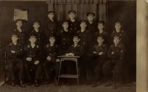 Foto Ak Korvetten-Division, Deutsche Marinesoldaten in Uniformen