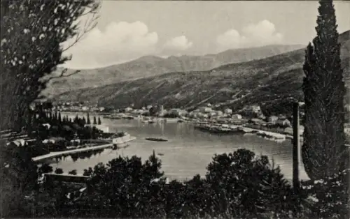 Ak Gruž Dubrovnik Kroatien, Blick auf eine Bucht, Berge im Hintergrund, einige Gebäude, Bäume