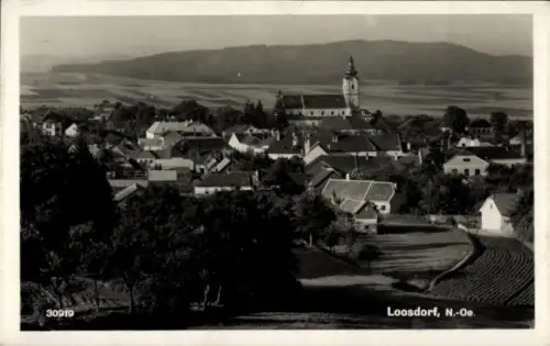 Ak Loosdorf Niederösterreich,  N.-Oe., Dorfansicht, Kirche, ländliche Umgebung