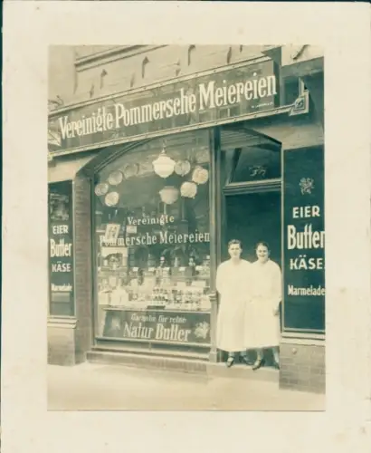 Foto Berlin Charlottenburg, Geschäft Vereinigte Pommersche Meiereien, Grolmannstraße 36, Verkäuferin