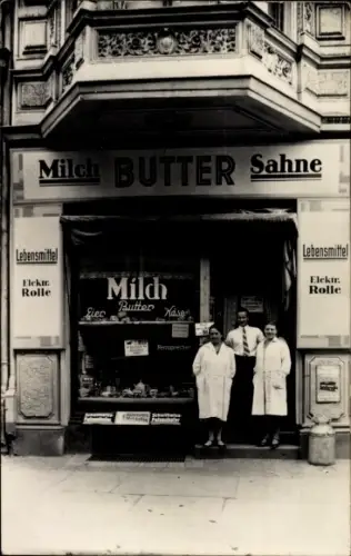 Foto Ak Unbekannter Ort, Verkäufer vor einer Lebensmittelhandlung, Milch, Butter, Sahne