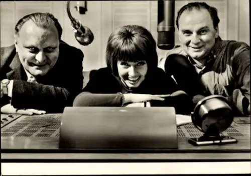 Foto Ak Drei Moderatoren, Mikrofone, Portrait, Autogramm