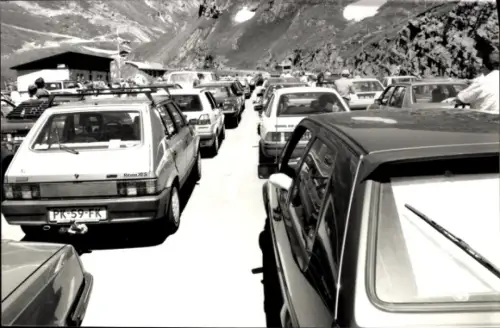 Foto Menschen stehen im Stau, Autos, Groß Glockner