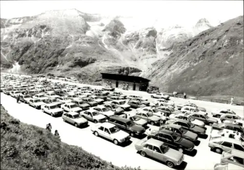 Foto Menschen stehen im Stau, Autos, Groß Glockner
