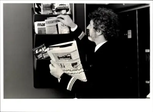 Foto Deutsches Passagierflugzeug, Airbus A300 B4, Lufthansa, Zeitungen