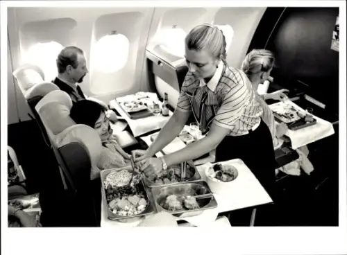 Foto Deutsches Passagierflugzeug, Airbus A310, Lufthansa, Flugbegleiter