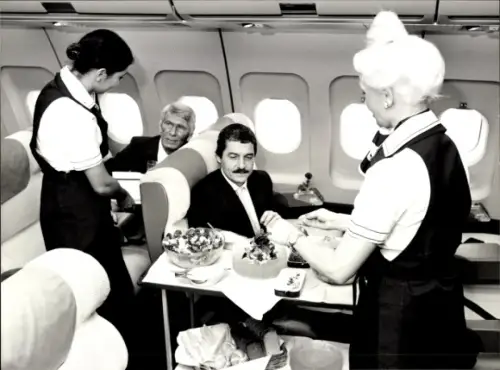 Foto Deutsches Passagierflugzeug, Lufthansa, Airbus A300 B4, Flugbegleiter