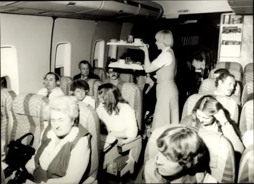 Foto Passagierflugzeug, Innenansicht, Flugbegleiterin
