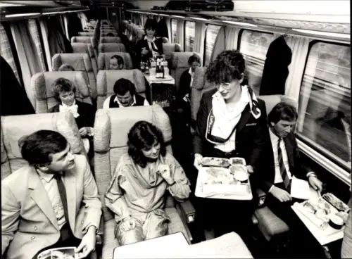 Foto Deutsches Passagierflugzeug, Lufthansa, Flugbegleiterin