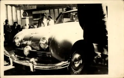 Foto Ak Auto, Menschen, Ausstellung