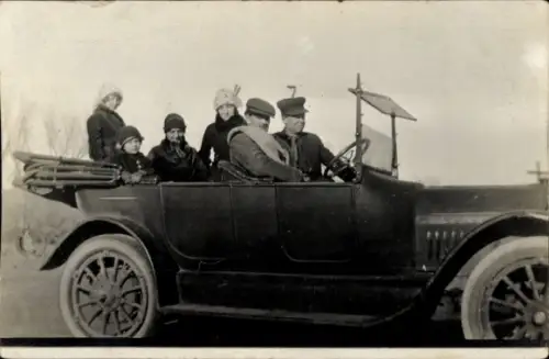 Foto Ak Menschen im Auto, Autofahrt