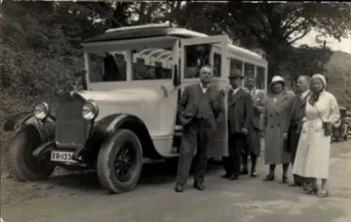 Foto Ak Menschen am Auto, Gruppenfoto