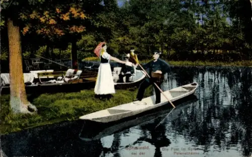 Ak Spreewald, Spreewälderin in Tracht, Frau mit Korb, Mann im Boot, Wasserlandschaft, Bäume,  aus
