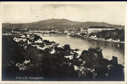Ak Linz an der Donau Oberösterreich, Schwarz-Weiß-Bild, Donau,  Berge, Häuser, Wasser