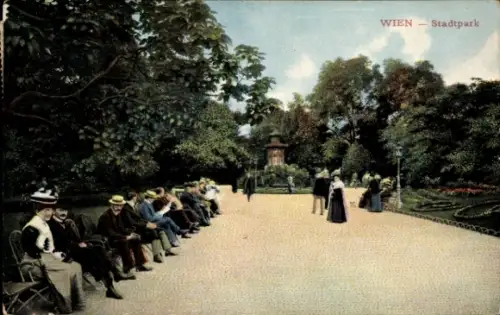 Ak Wien 1 Innere Stadt, Wien Stadtpark, Menschen auf Bänken, Grünanlagen, Spaziergänger