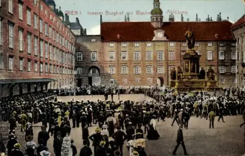 Ak Wien 1 Innere Stadt, Wachablösung im inneren Burghof