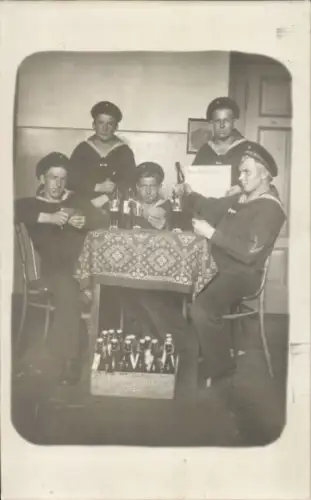 Foto Ak Deutsche Marine Matrosen beim Skatspielen, Bier