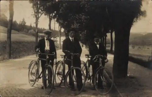 Foto Ak Drei Männer mit Fahrrädern, ländliche Umgebung