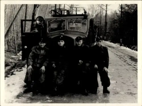Foto Ak Feuerwehrmänner posieren vor einem Feuerwehrfahrzeug