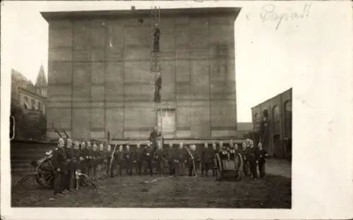 Foto Ak Feuerwehrmänner, Feuerwehrübung