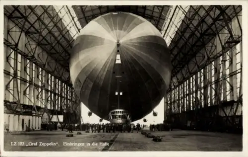 Ak Friedrichshafen am Bodensee, Luftschiff LZ 127 Graf Zeppelin, Einbringen in die Luftschiffhalle