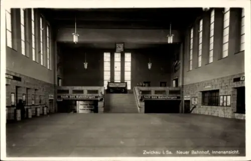 Ak Zwickau in Sachsen, Neuer Bahnhof, Innenansicht, Treppe zu den Bahnsteigen